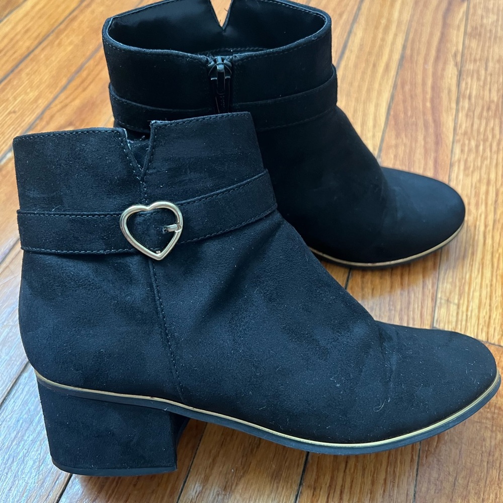 The Children's Place Black Boots with Heart Accent